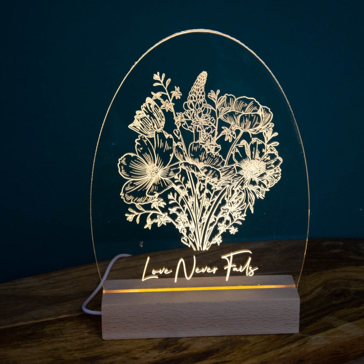 Love Never fails light stand